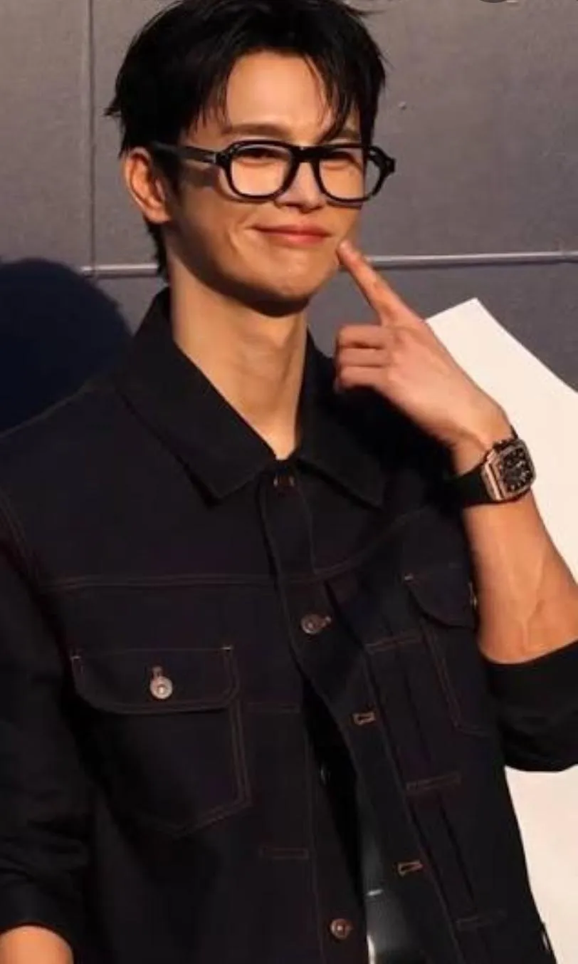 Fandom Buzz: Is Seo In-Guk Getting Hotter? (The Answer: ALWAYS!) cover