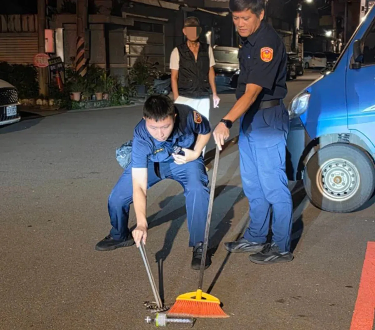 中壢員警深夜協助捕獲雨傘節 動保呼籲交由專業處理 cover