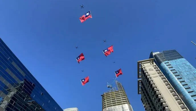 台中雙十升旗首見無人機展旗 參選人拋產業政見 cover