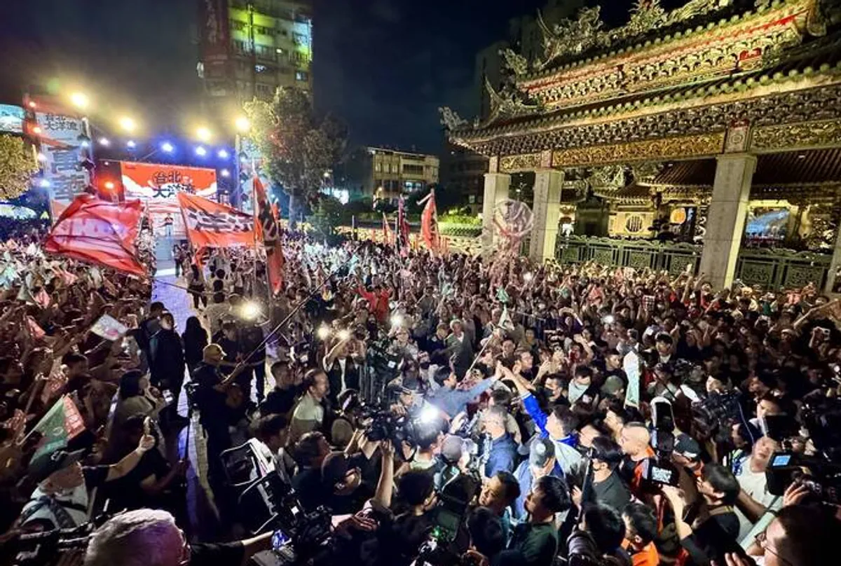 沈伯洋扮勇者車掃中正萬華 晚間抵達龍山寺 cover