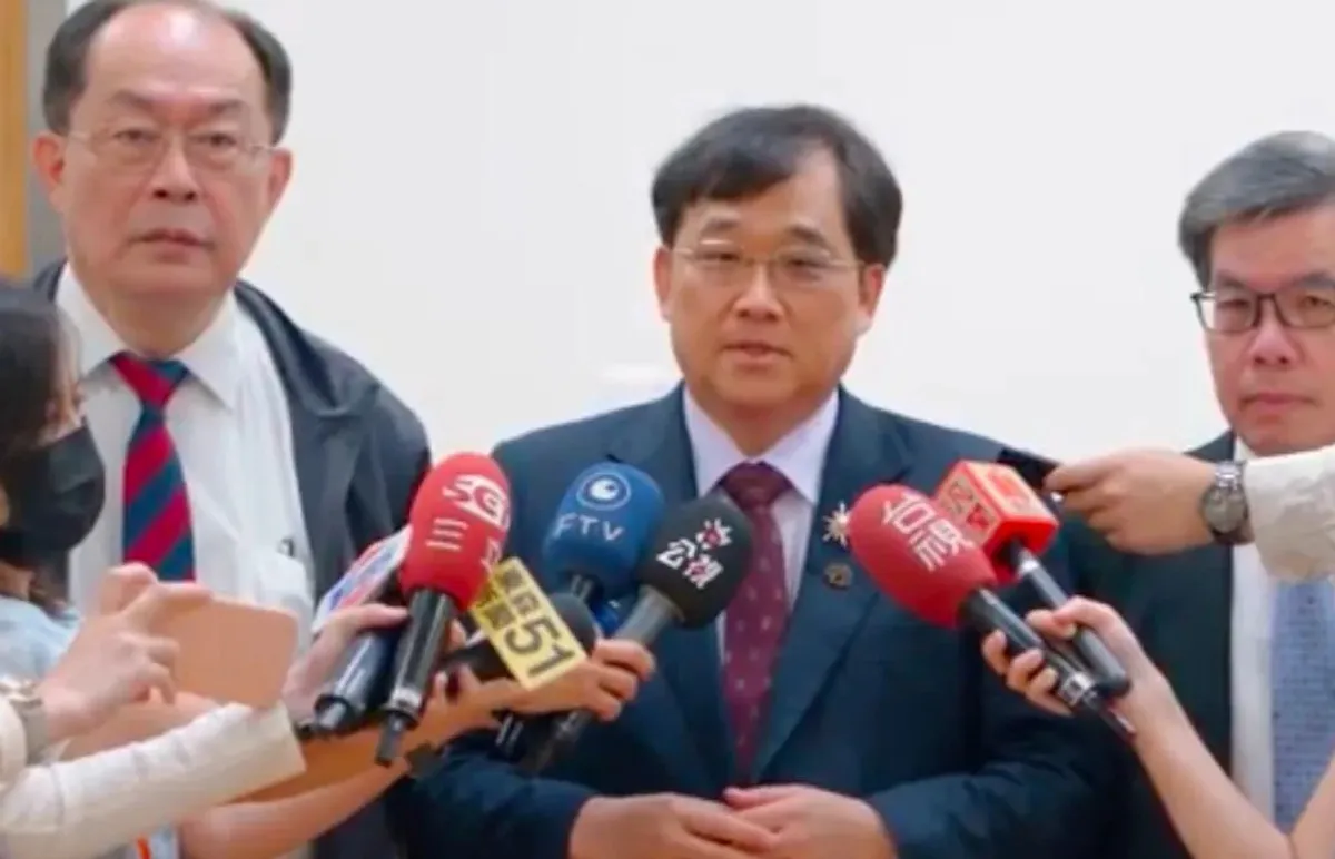 老人免繳健保費三讀通過 年增390億掀世代論戰 cover