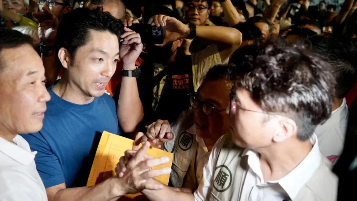 蔣萬安沈伯洋廣照宮同場碰面 遞辯論邀請書盼多場交鋒 cover