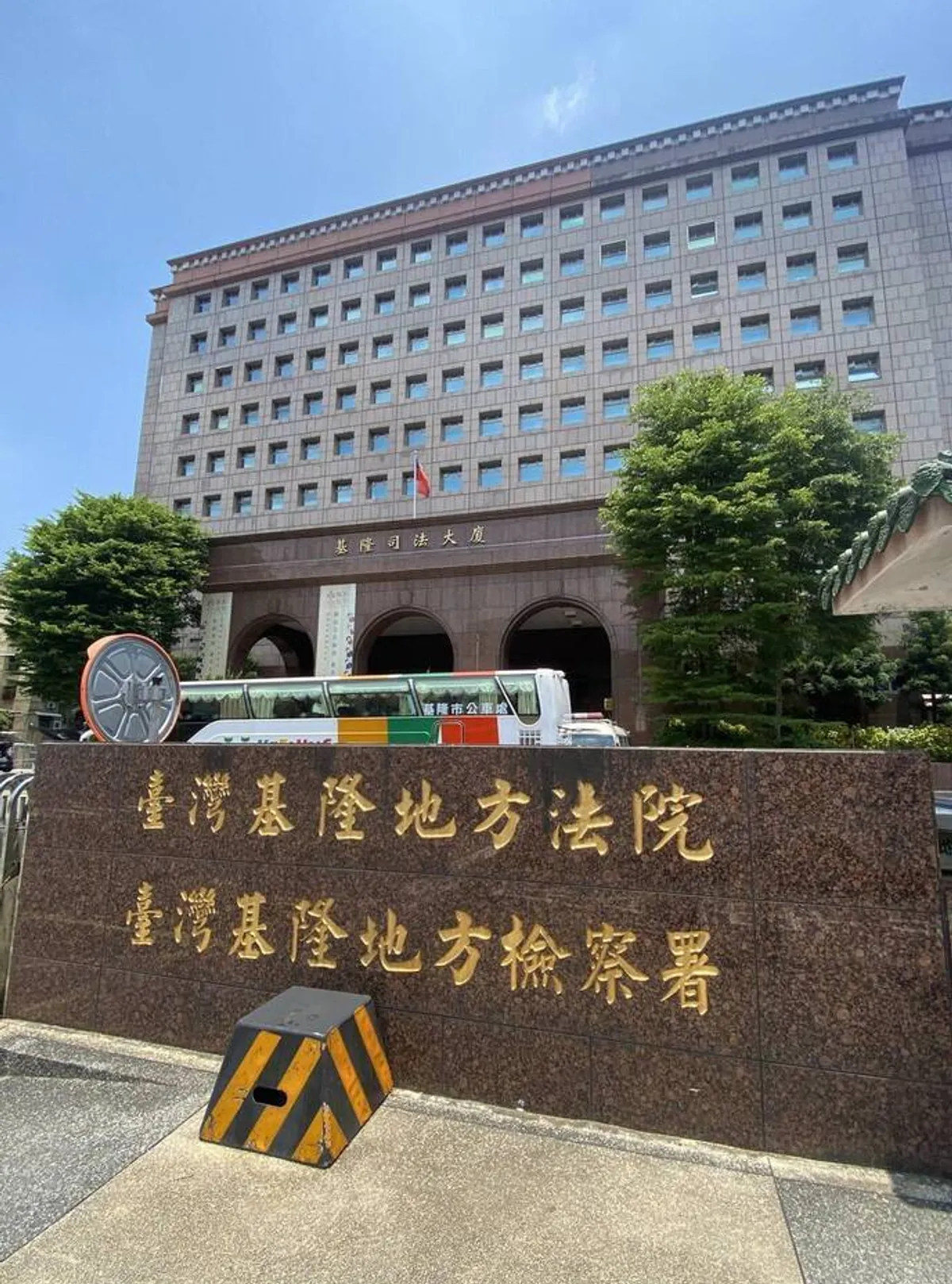 討錢不成亮槍逼里長退選，男子遭檢方起訴 cover