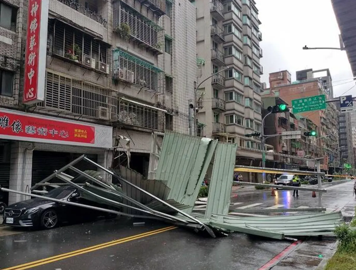 薔琵颱風挾強風豪雨襲台 13縣市10月24日停班停課 cover