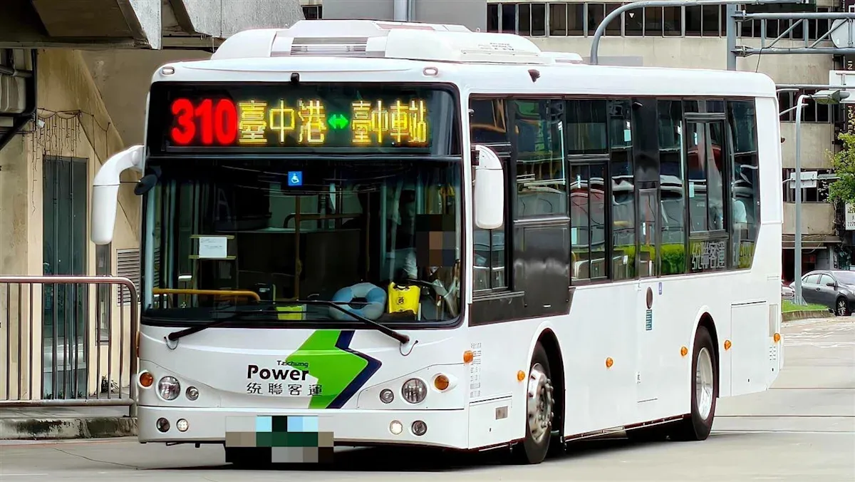 台中客運151線錯過匝道急煞跨槽化線 險釀追撞 cover