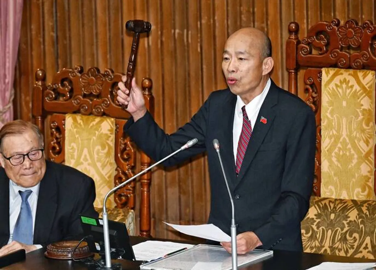 老人免健保費之爭 黃國昌列綠營政見律師提3點反駁 cover