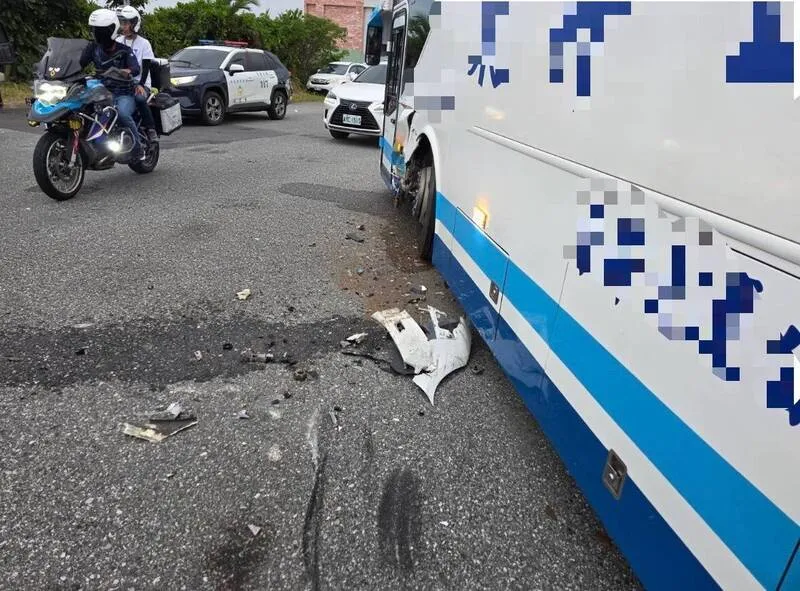 遊覽車大迴轉釀側撞 花蓮台11線一度回堵2公里 cover