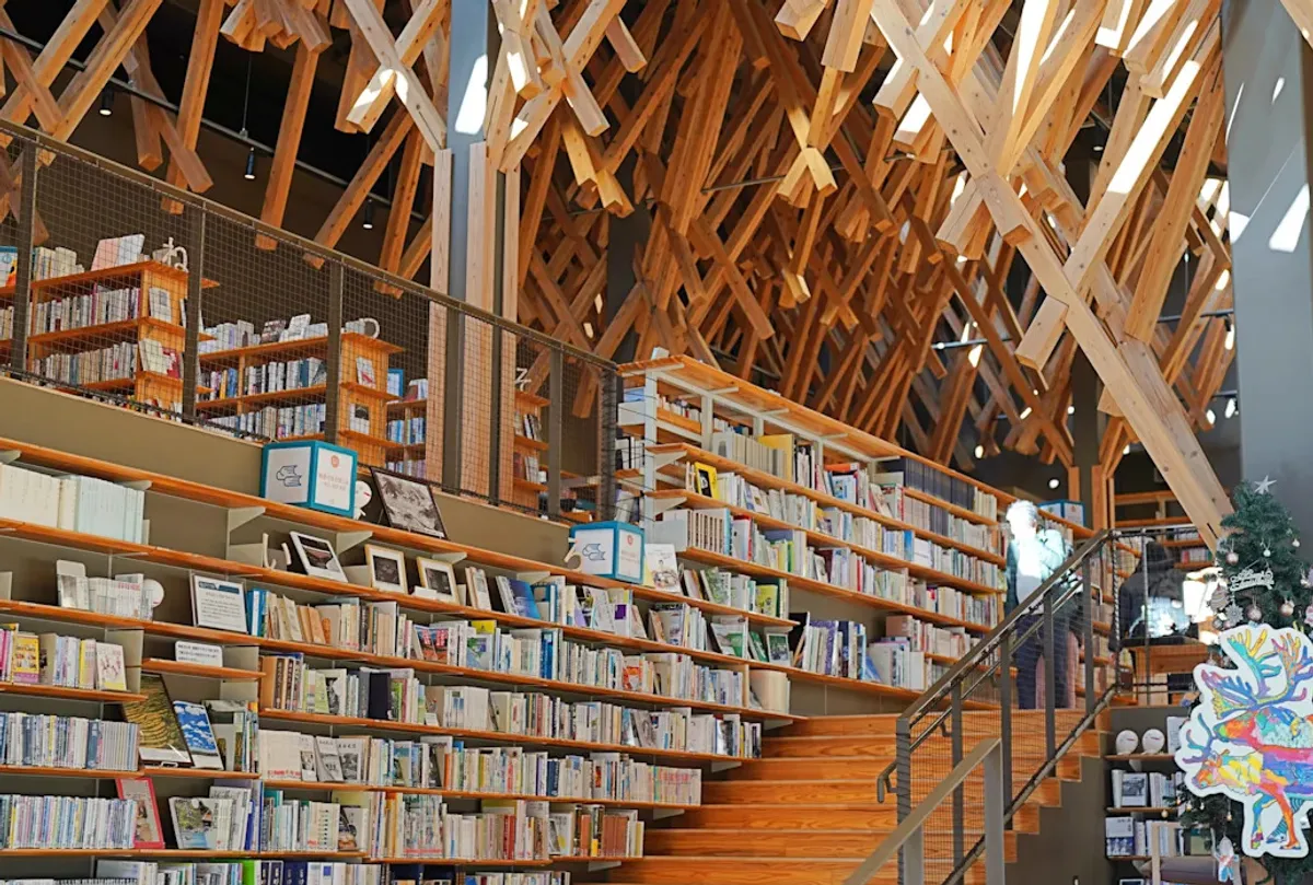 日本最美圖書館巡禮：隈研吾森林圖書館、8公尺書牆劇場 cover