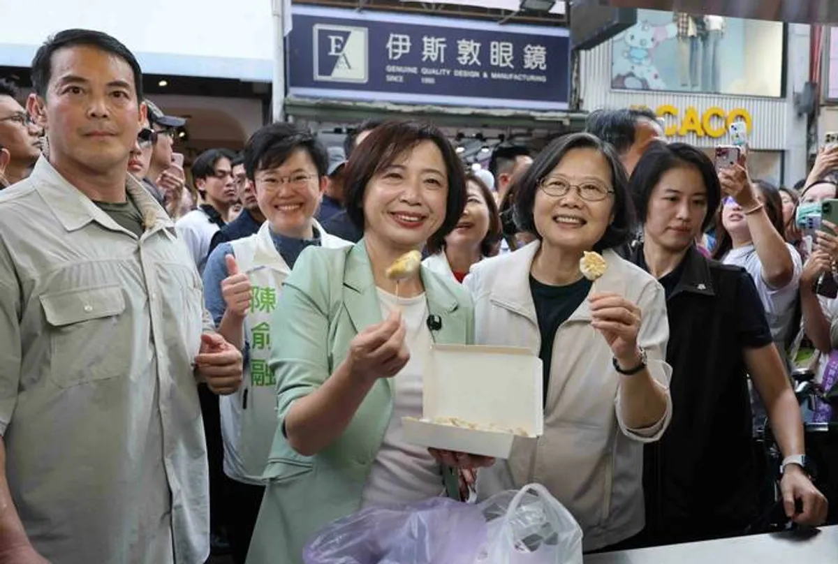 蔡英文陪何欣純逛一中街曬美食 網友敲碗下次什麼時候 cover