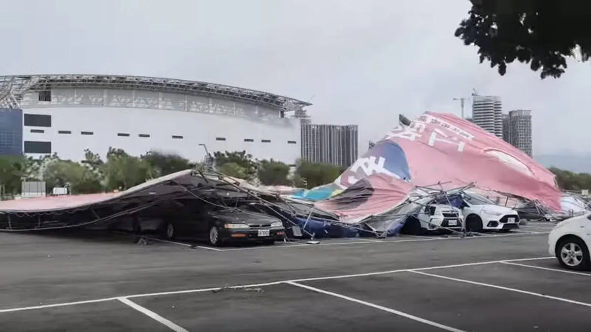 薔琵強風吹倒競選看板砸毀8車 黃馨慧道歉允諾賠償 cover