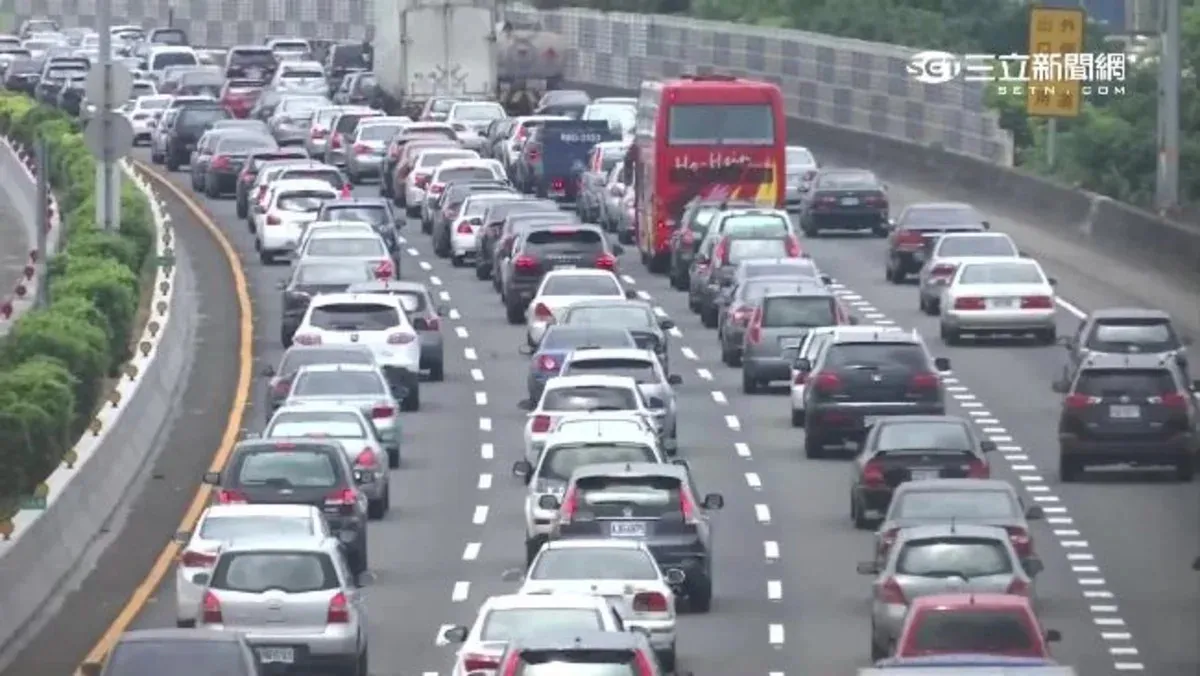 國慶連假首日國道湧車潮，高公局點名10處易壅塞路段 cover