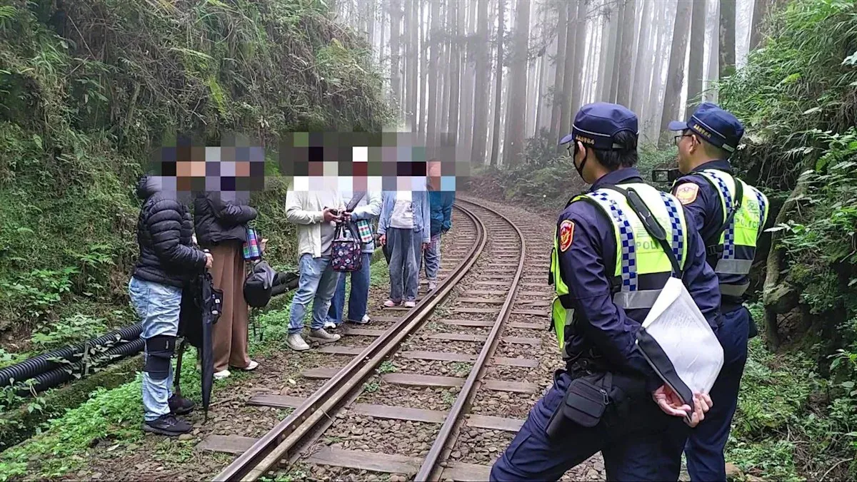 阿里山林鐵加強取締九名遊客違規走軌道遭函送 cover