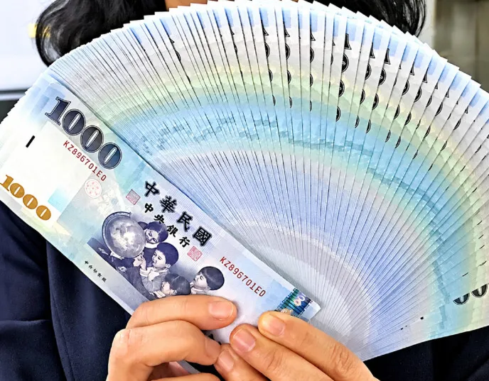 政院拍板普發現金一萬元 最快春節前入帳 cover