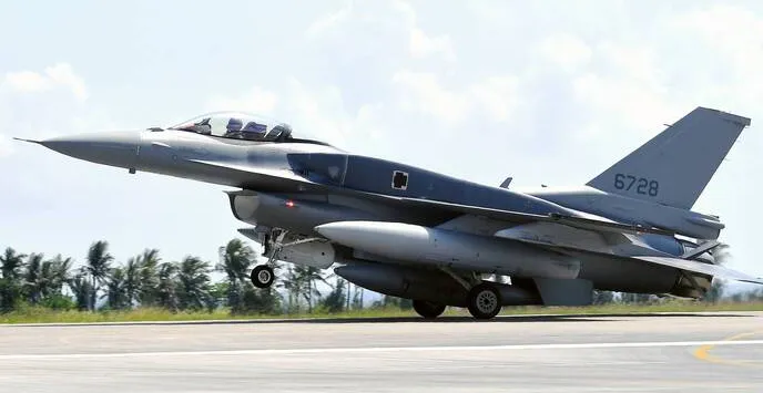 首批2架F-16V抵台 空軍明年首派員赴美盯交機 cover