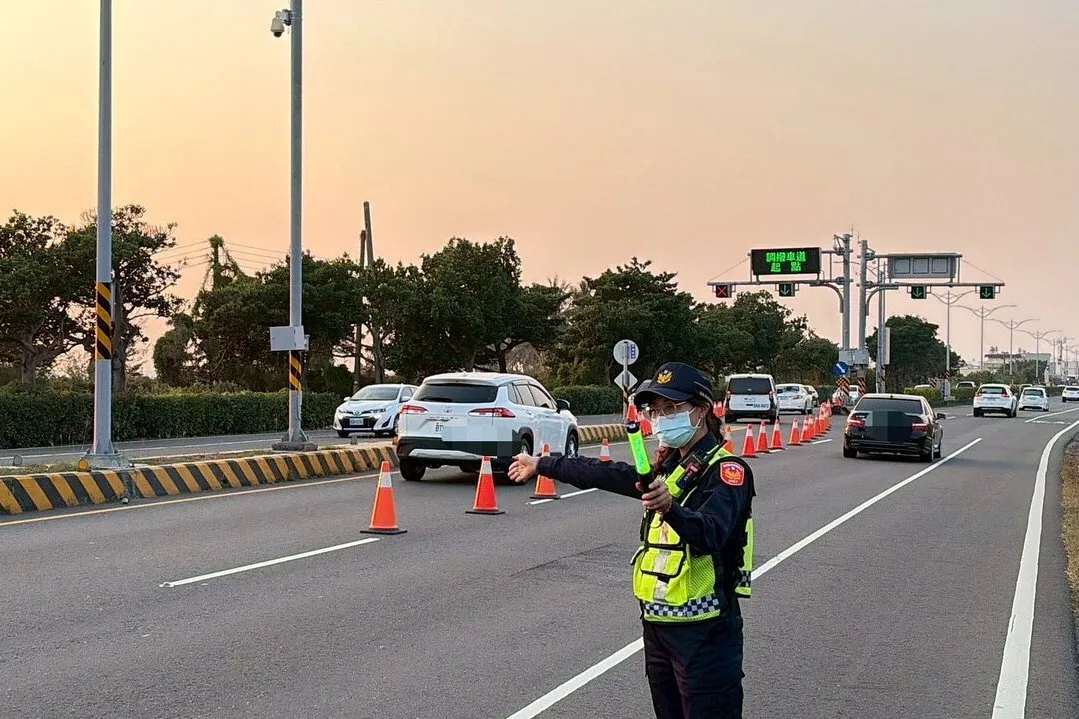 國慶收假返程車潮湧現　屏警啟動調撥車道疏導 cover