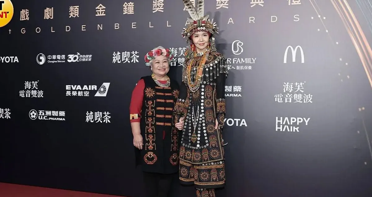 于子育穿排灣族服走紅毯 牽媽媽亮相金鐘 cover