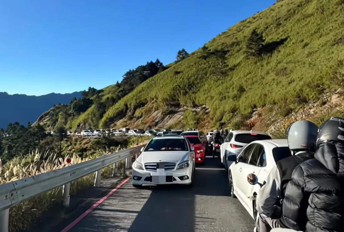 賓士霸停合歡山卡死200車 警依妨害公眾往來罪偵辦 cover
