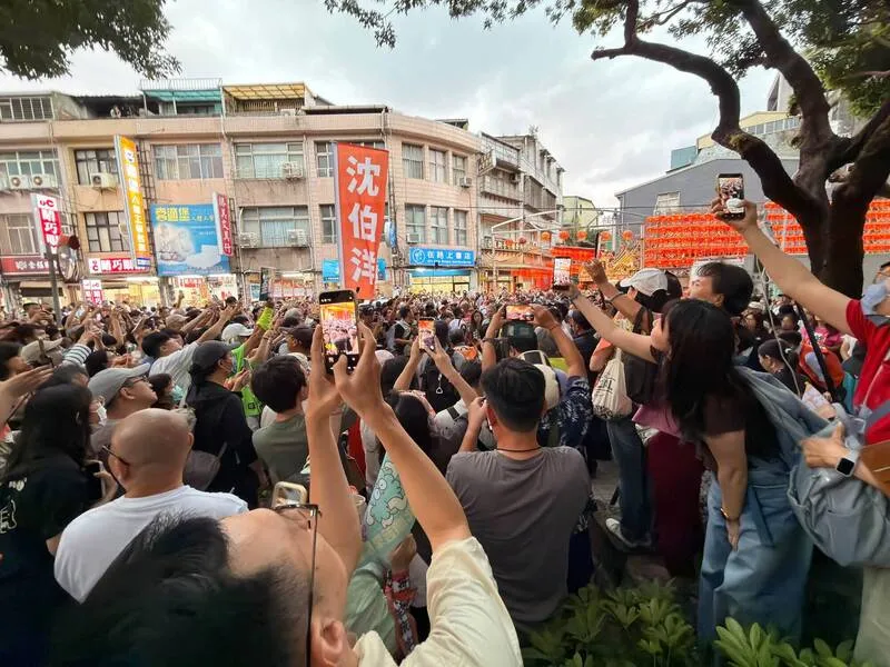 沈伯洋現身萬華夜市掃街 攤商民眾夾道手機搶拍人氣旺 cover