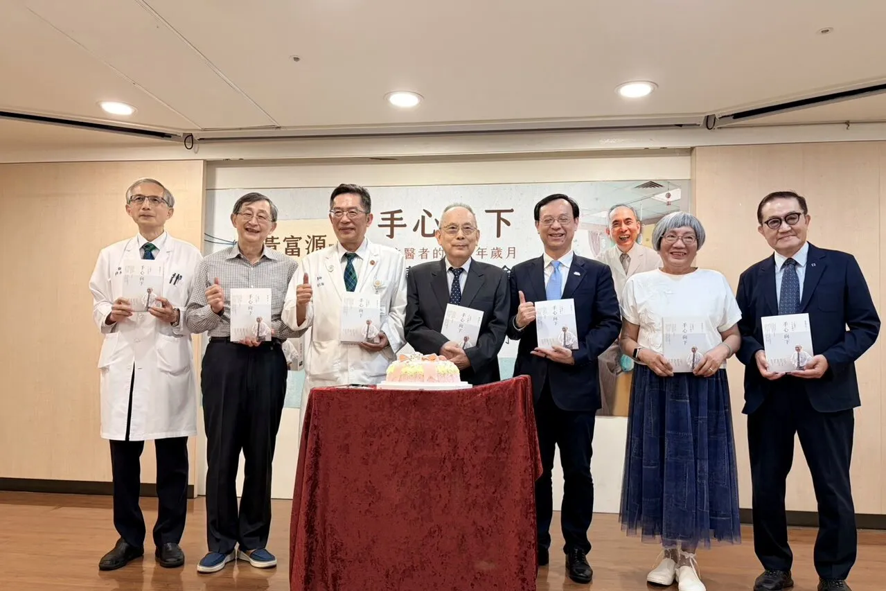 行醫54年護童無數 兒科泰斗黃富源出書寫初心 cover