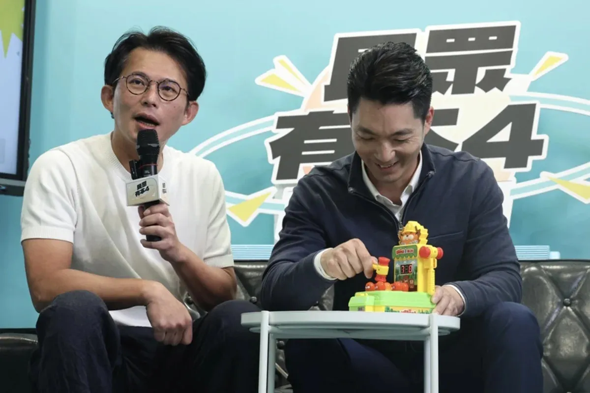蔣萬安與黃國昌直播打地鼠奪高分 引發政治評論熱議 cover