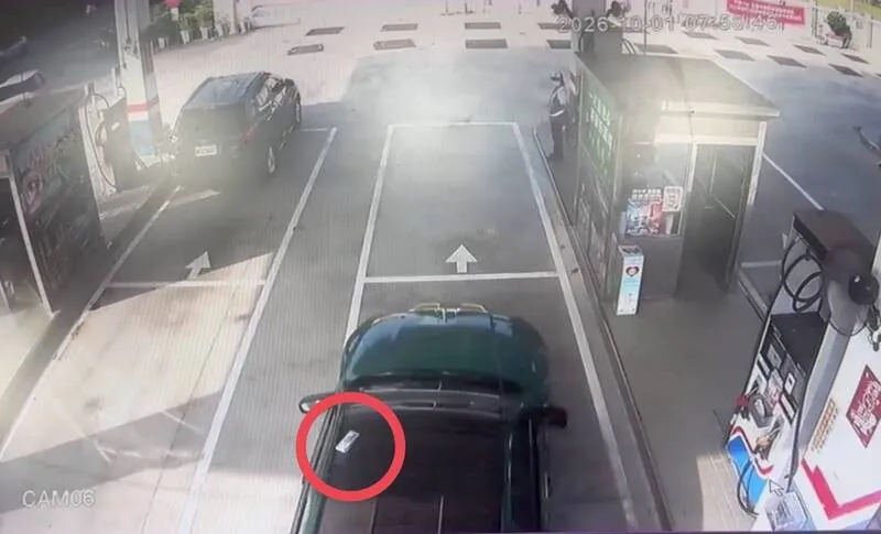 二十萬元現金放車頂吹落國道 警冒雨尋回完璧歸趙 cover