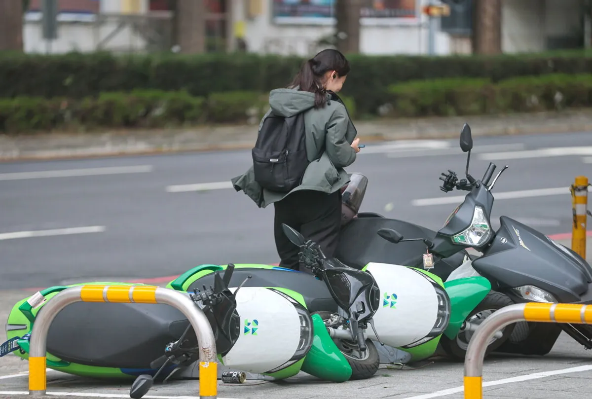 颱風假台股不休市？金管會研議進度曝光安全配套引爭議 cover