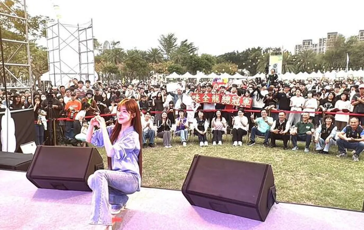 李多慧現身太保草地野餐 數千粉絲擠爆公園 cover