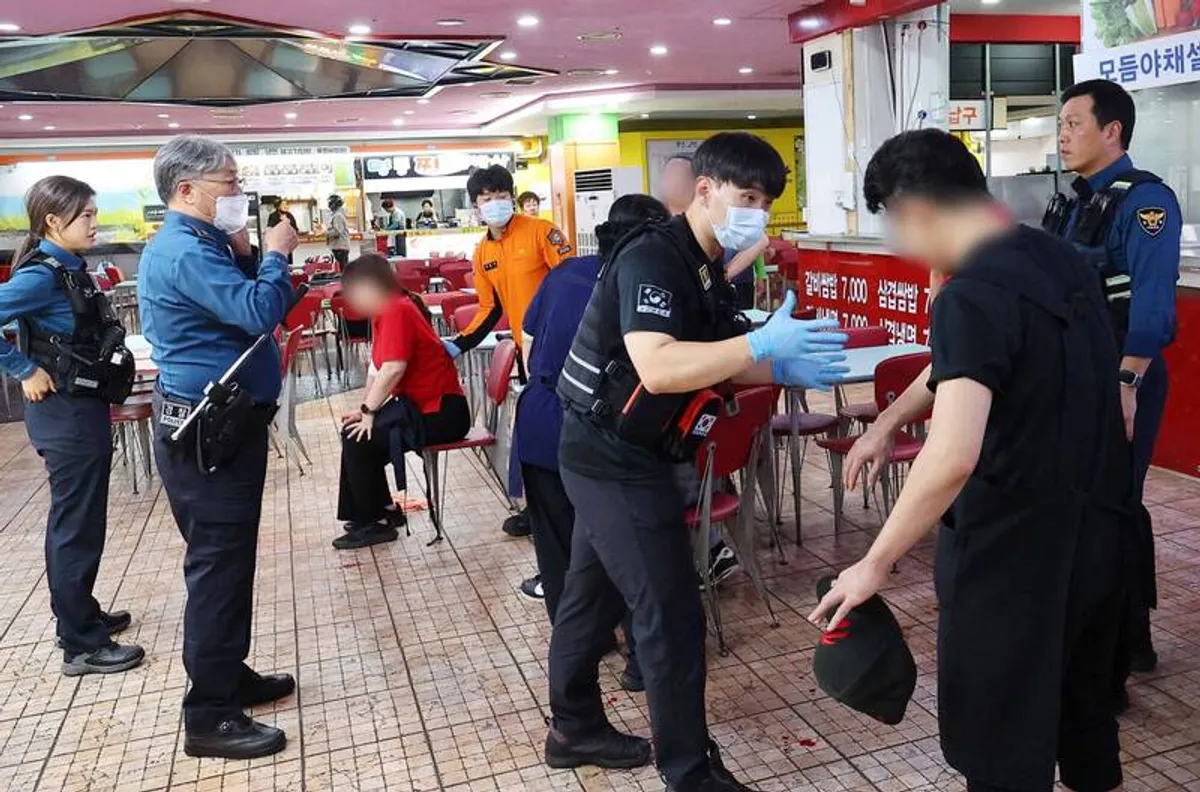 南韓男子雙刀砍傷8人 23歲青年扔椅擊倒護婦孺 cover