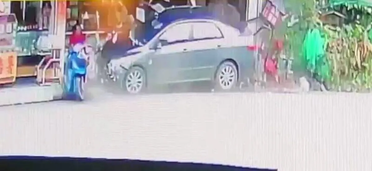 轎車失控衝進南投店家 兩名店員削番薯遭撞送醫 cover