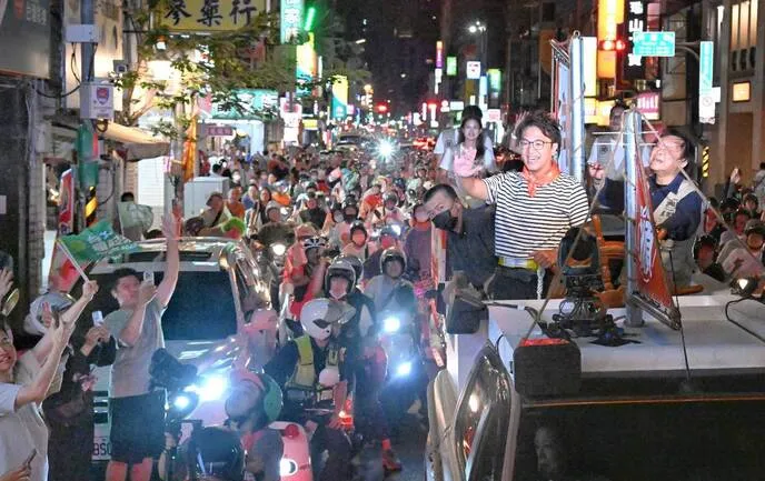 沈伯洋首場車隊掃街 支持者塞爆保安宮周邊 cover