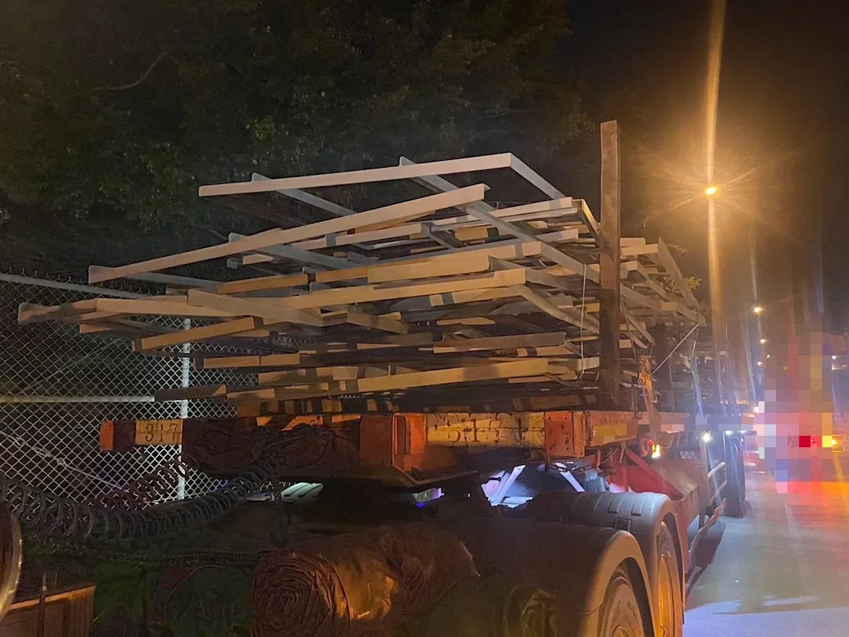 國1台南新市段鐵架散落 43車受損無人傷亡 cover