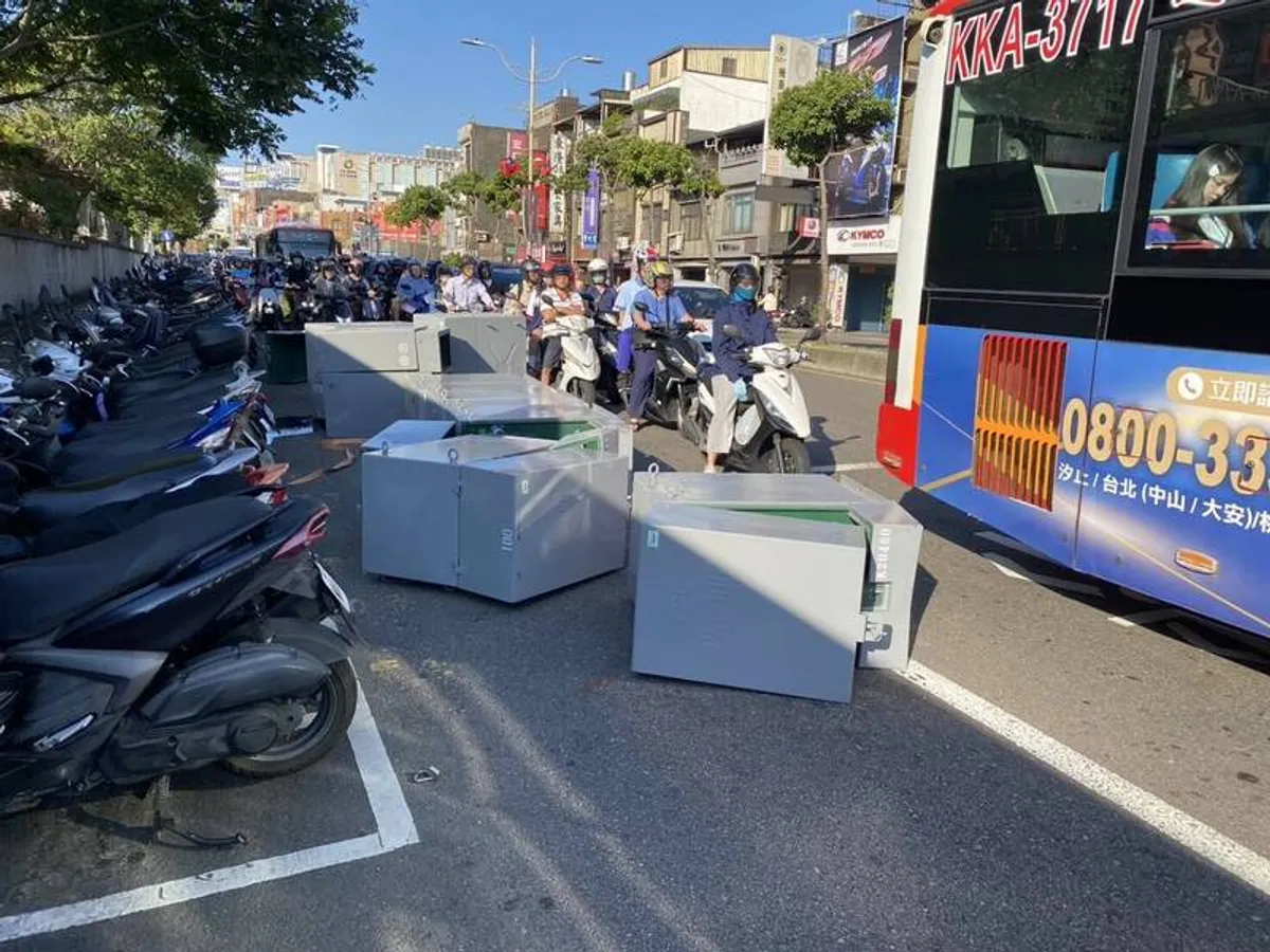 拖車綑繩斷裂變電箱滾落車道　駕駛可罰1萬8 cover