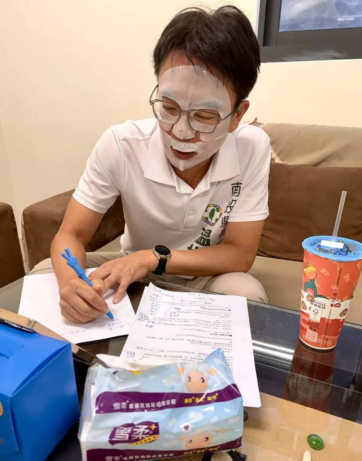 温世政敷面膜貼錯位置引爆笑 自嘲求正確用法 cover
