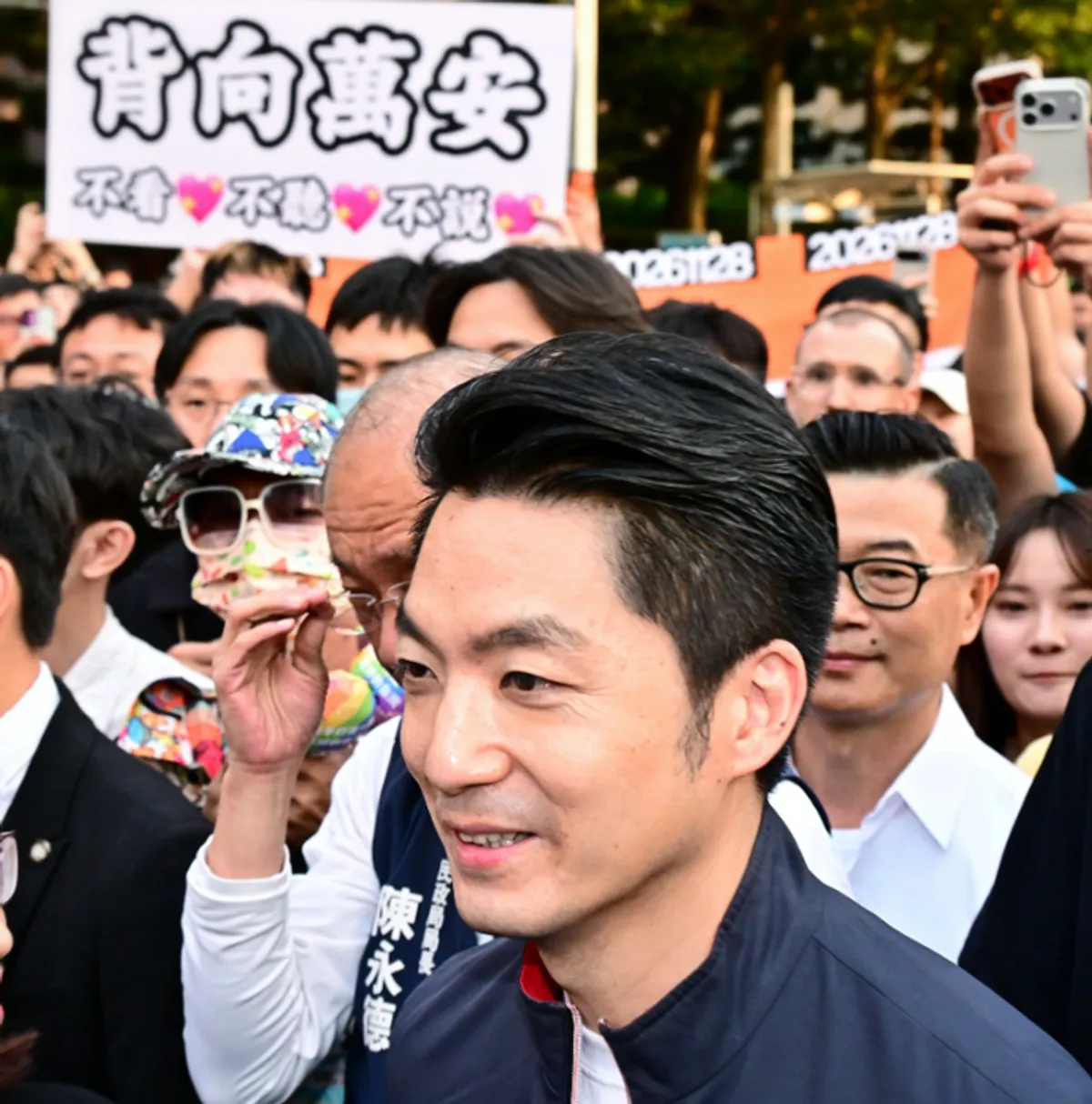 同志大遊行登場 蔣萬安現身十分鐘引抗議聲 cover